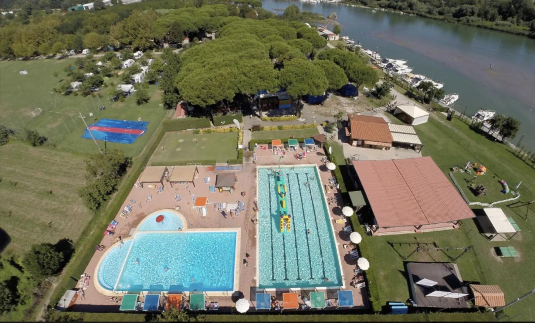 Chalet Camping River Italie Met 2 Slaapkamers Ameglia Exterior photo