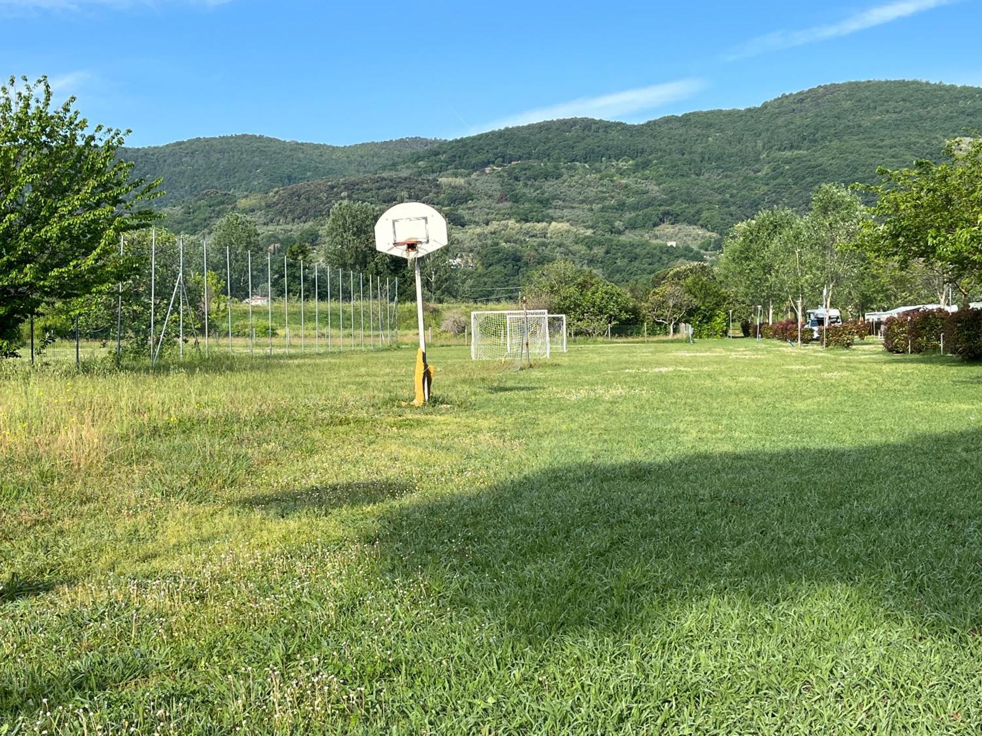 Chalet Camping River Italie Met 2 Slaapkamers Ameglia Exterior photo